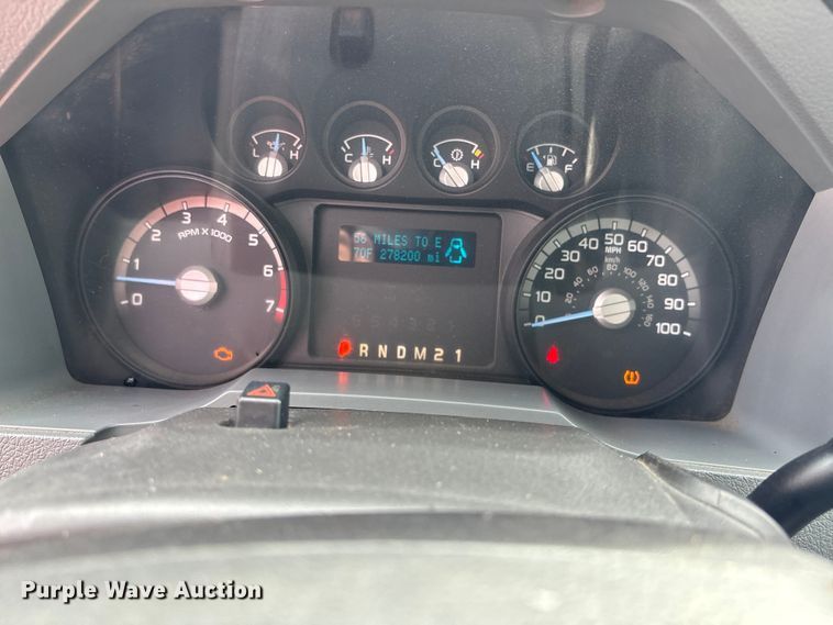 image for item ET4622 2011 Ford F250 Super Duty Crew Cab utility bed pickup truck