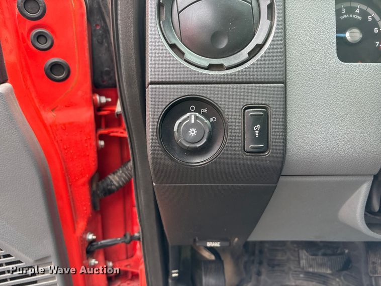 image for item ET4622 2011 Ford F250 Super Duty Crew Cab utility bed pickup truck