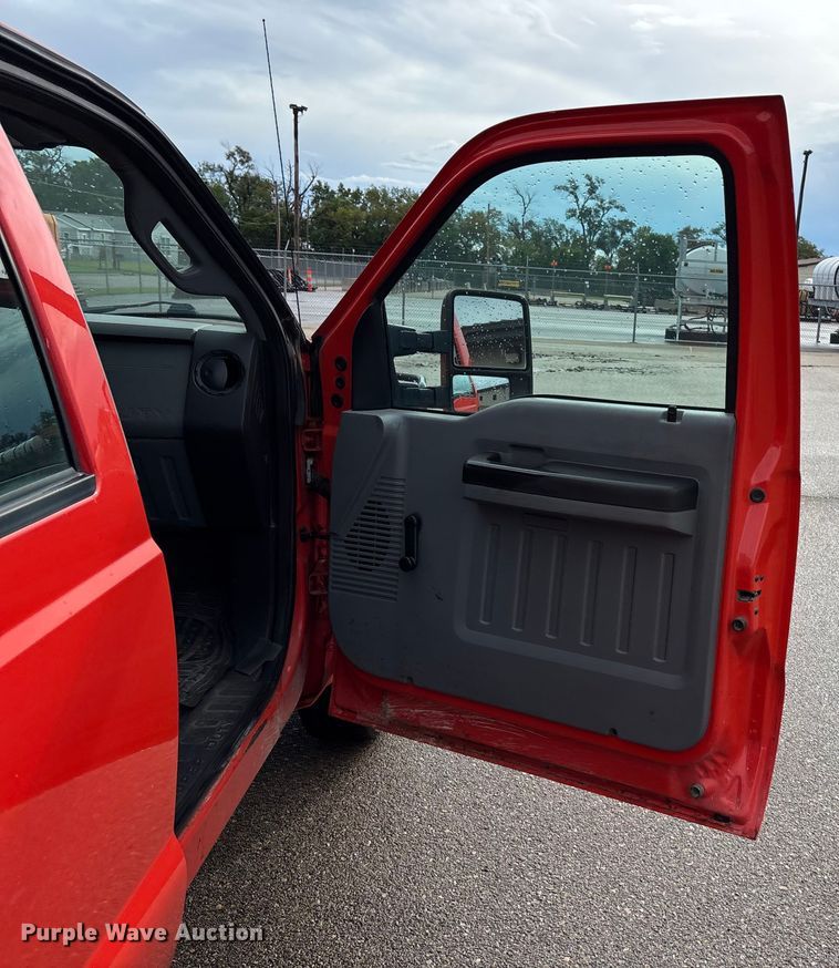 image for item ET4622 2011 Ford F250 Super Duty Crew Cab utility bed pickup truck