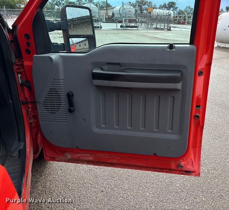 image for item ET4622 2011 Ford F250 Super Duty Crew Cab utility bed pickup truck