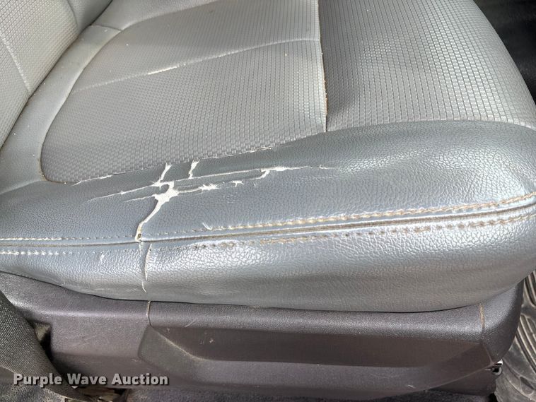 image for item ET4622 2011 Ford F250 Super Duty Crew Cab utility bed pickup truck