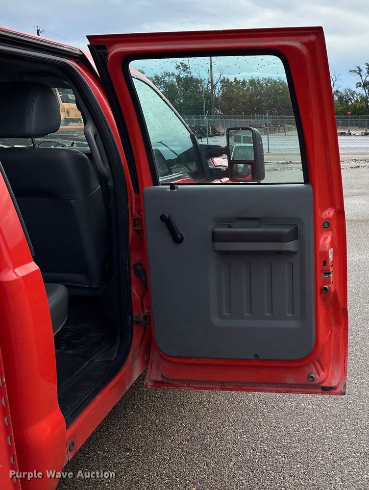 image for item ET4622 2011 Ford F250 Super Duty Crew Cab utility bed pickup truck