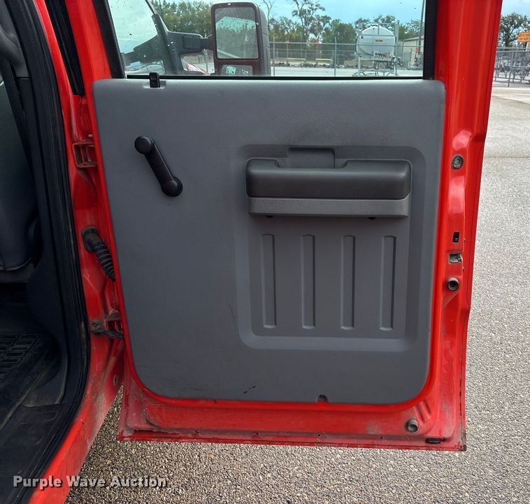 image for item ET4622 2011 Ford F250 Super Duty Crew Cab utility bed pickup truck