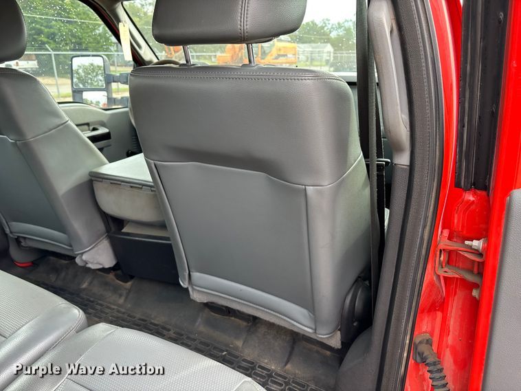 image for item ET4622 2011 Ford F250 Super Duty Crew Cab utility bed pickup truck