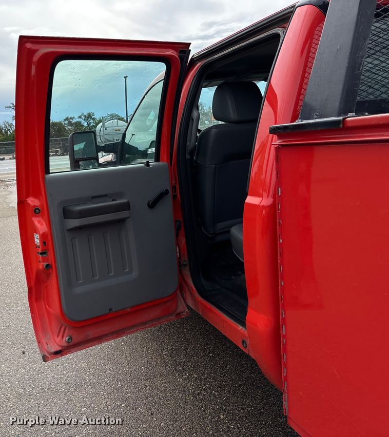 image for item ET4622 2011 Ford F250 Super Duty Crew Cab utility bed pickup truck