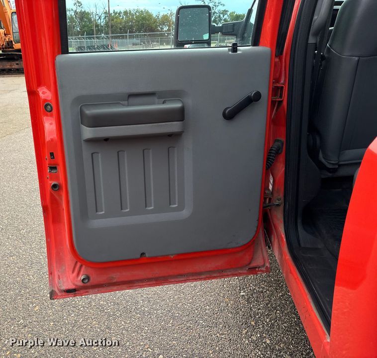 image for item ET4622 2011 Ford F250 Super Duty Crew Cab utility bed pickup truck