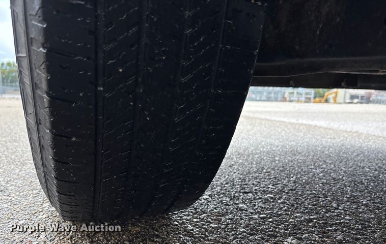 image for item ET4622 2011 Ford F250 Super Duty Crew Cab utility bed pickup truck