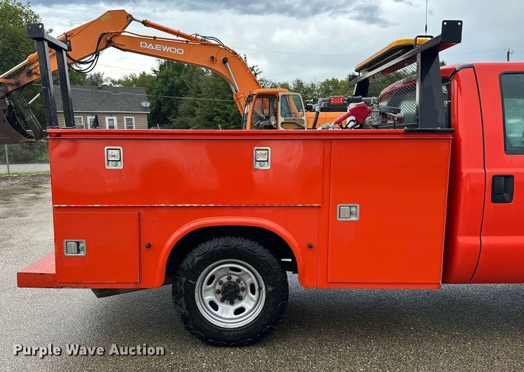 image for item ET4623 2011 Ford F250 Super Duty Crew Cab utility bed pickup truck