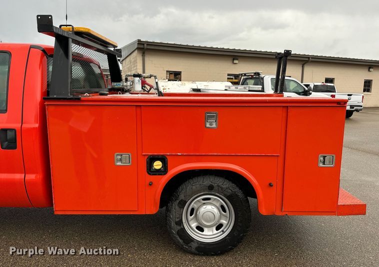 image for item ET4623 2011 Ford F250 Super Duty Crew Cab utility bed pickup truck