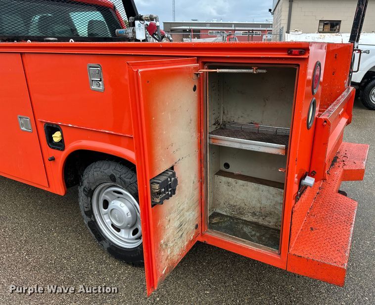 image for item ET4623 2011 Ford F250 Super Duty Crew Cab utility bed pickup truck