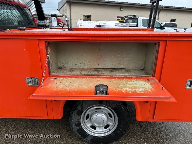 image for item ET4623 2011 Ford F250 Super Duty Crew Cab utility bed pickup truck