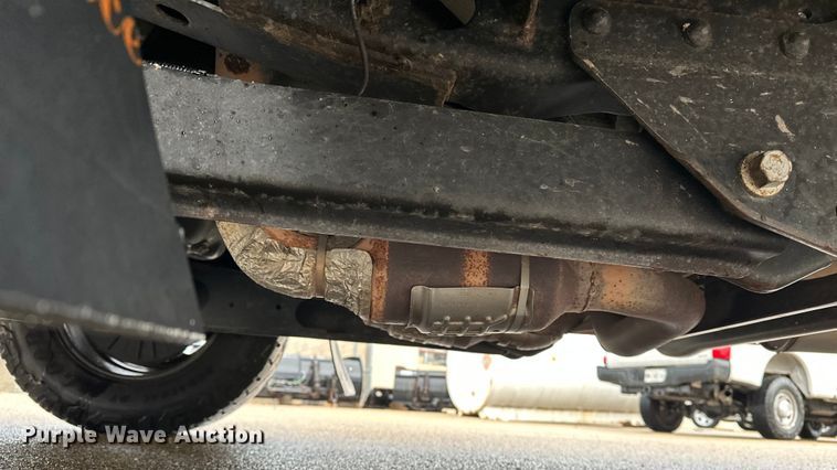 image for item ET4623 2011 Ford F250 Super Duty Crew Cab utility bed pickup truck