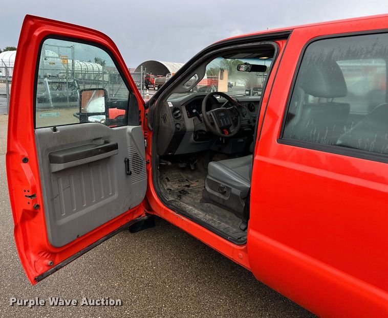 image for item ET4623 2011 Ford F250 Super Duty Crew Cab utility bed pickup truck