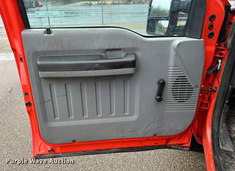 image for item ET4623 2011 Ford F250 Super Duty Crew Cab utility bed pickup truck