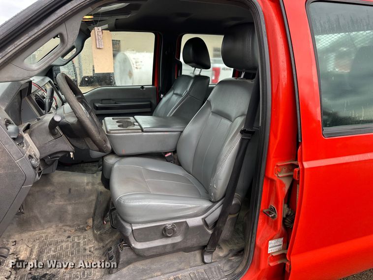 image for item ET4623 2011 Ford F250 Super Duty Crew Cab utility bed pickup truck