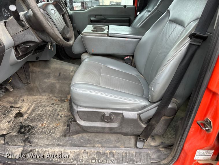 image for item ET4623 2011 Ford F250 Super Duty Crew Cab utility bed pickup truck