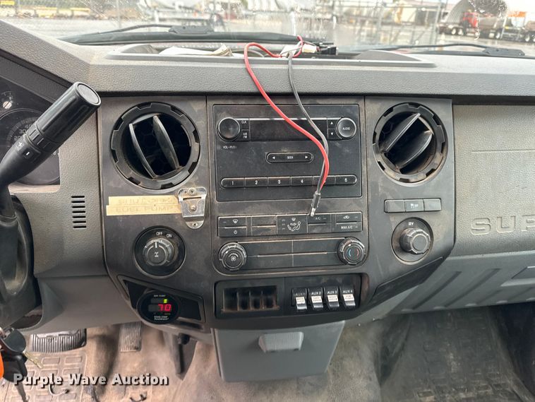 image for item ET4623 2011 Ford F250 Super Duty Crew Cab utility bed pickup truck