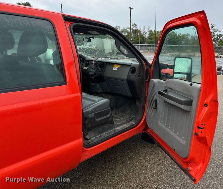 image for item ET4623 2011 Ford F250 Super Duty Crew Cab utility bed pickup truck