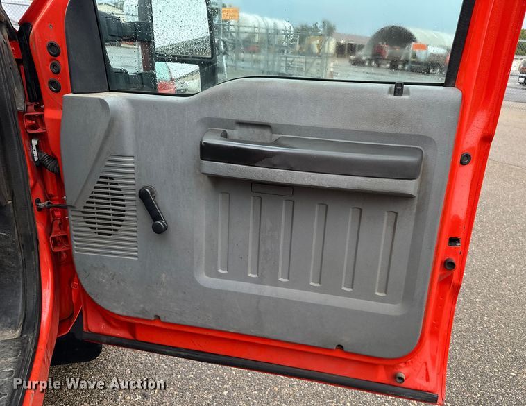 image for item ET4623 2011 Ford F250 Super Duty Crew Cab utility bed pickup truck