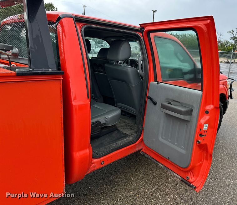 image for item ET4623 2011 Ford F250 Super Duty Crew Cab utility bed pickup truck