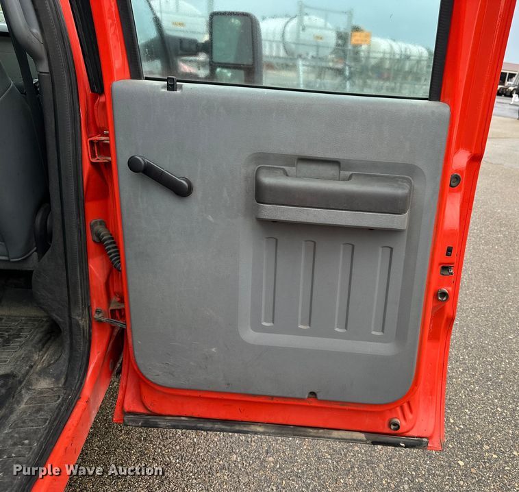 image for item ET4623 2011 Ford F250 Super Duty Crew Cab utility bed pickup truck