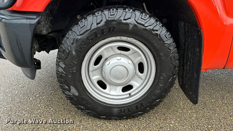 image for item ET4623 2011 Ford F250 Super Duty Crew Cab utility bed pickup truck