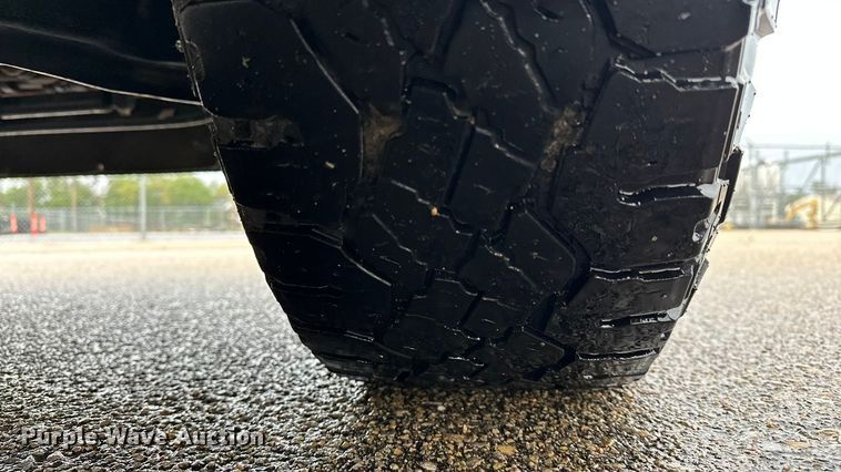 image for item ET4623 2011 Ford F250 Super Duty Crew Cab utility bed pickup truck