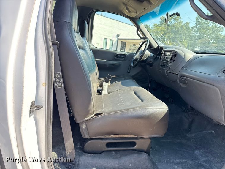 image for item DJ7798 2001 Ford F150 pickup truck