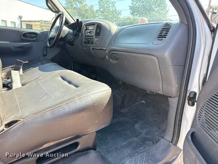 image for item DJ7798 2001 Ford F150 pickup truck