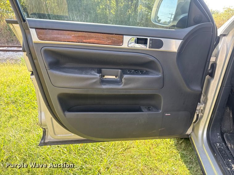 image for item DJ7817 2008 Volkswagen Touareg SUV