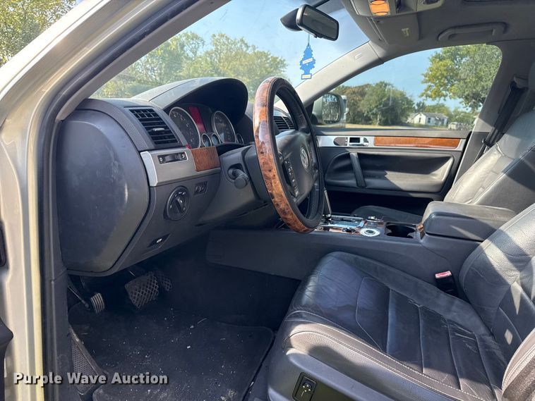 image for item DJ7817 2008 Volkswagen Touareg SUV