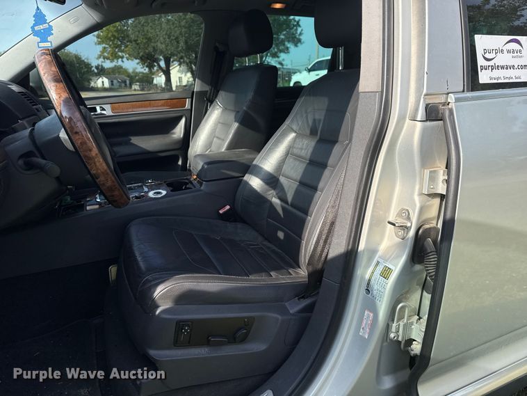 image for item DJ7817 2008 Volkswagen Touareg SUV