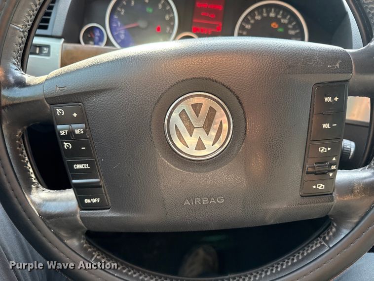 image for item DJ7817 2008 Volkswagen Touareg SUV