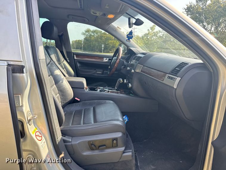 image for item DJ7817 2008 Volkswagen Touareg SUV