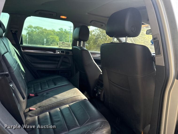 image for item DJ7817 2008 Volkswagen Touareg SUV