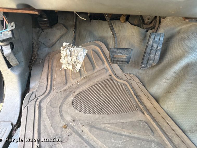 image for item DJ7818 1998 Chevrolet 3500 flatbed pickup truck