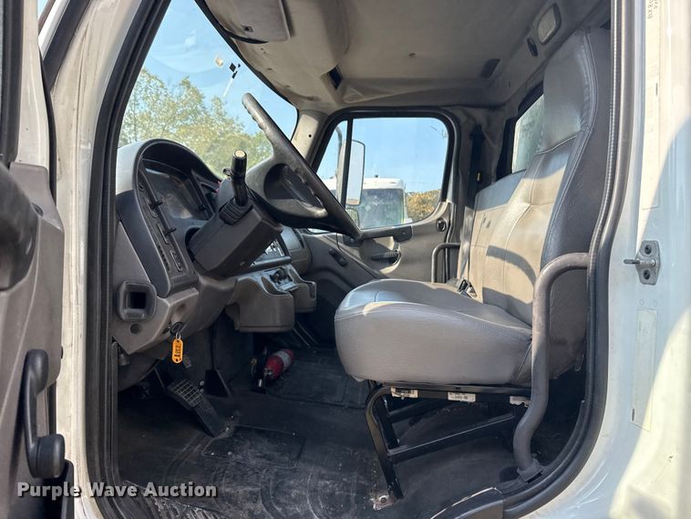 image for item DJ7819 2013 Freightliner Business Class M2 box truck