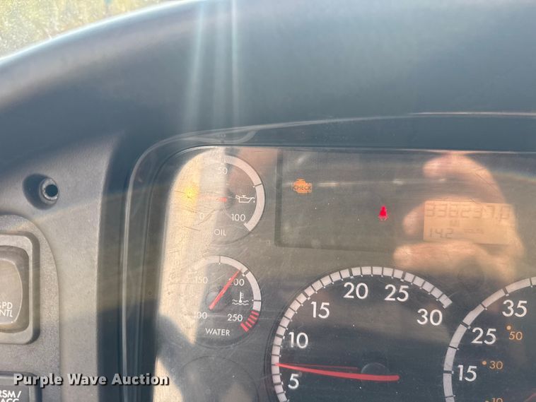 image for item DJ7819 2013 Freightliner Business Class M2 box truck