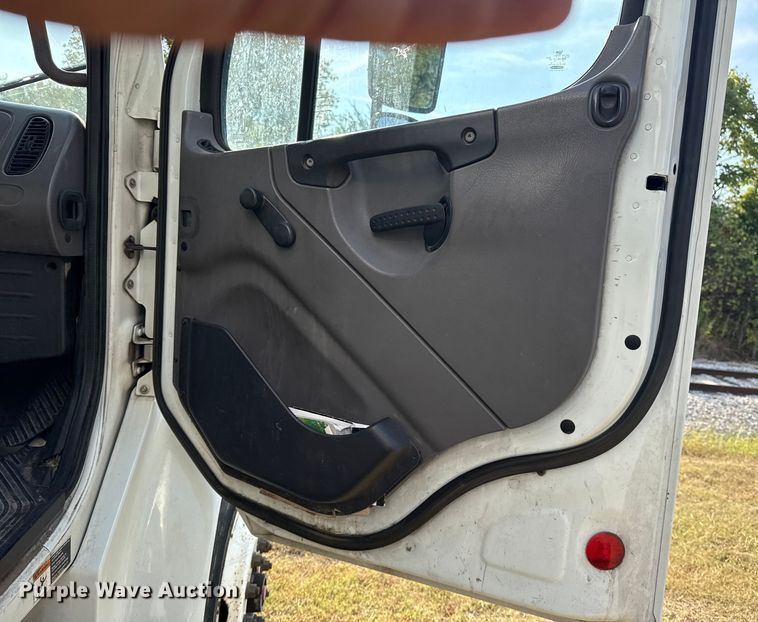 image for item DJ7819 2013 Freightliner Business Class M2 box truck