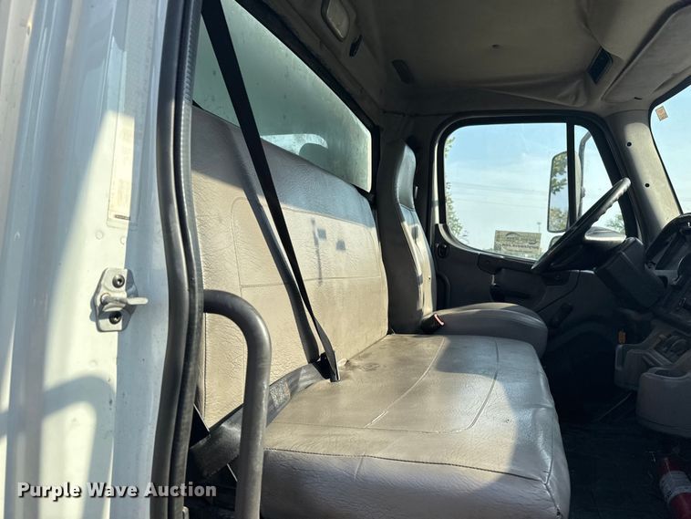 image for item DJ7819 2013 Freightliner Business Class M2 box truck