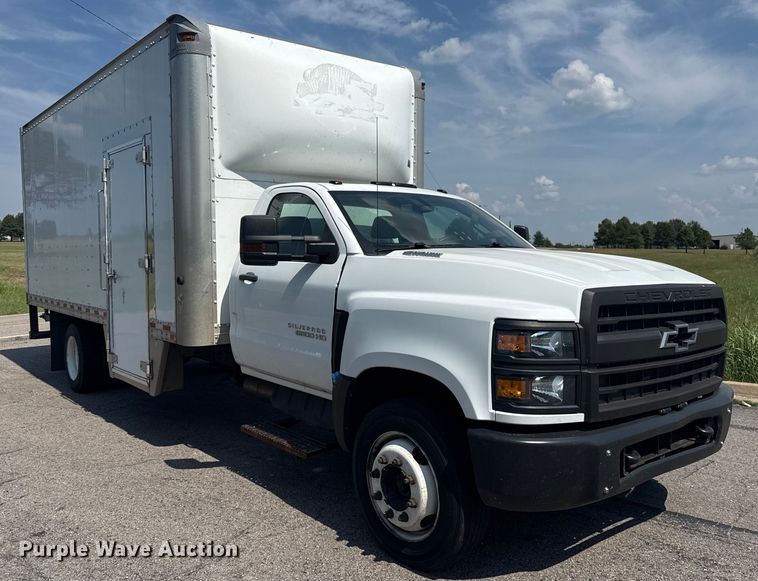 image for item DJ7821 2019 Chevy Silverado 6500HD box truck