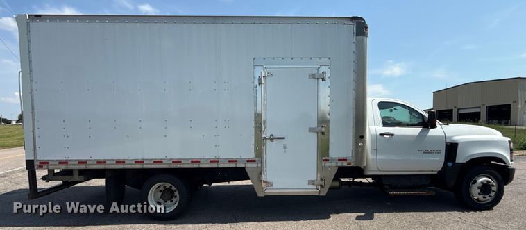 image for item DJ7821 2019 Chevy Silverado 6500HD box truck