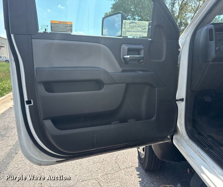 image for item DJ7821 2019 Chevy Silverado 6500HD box truck