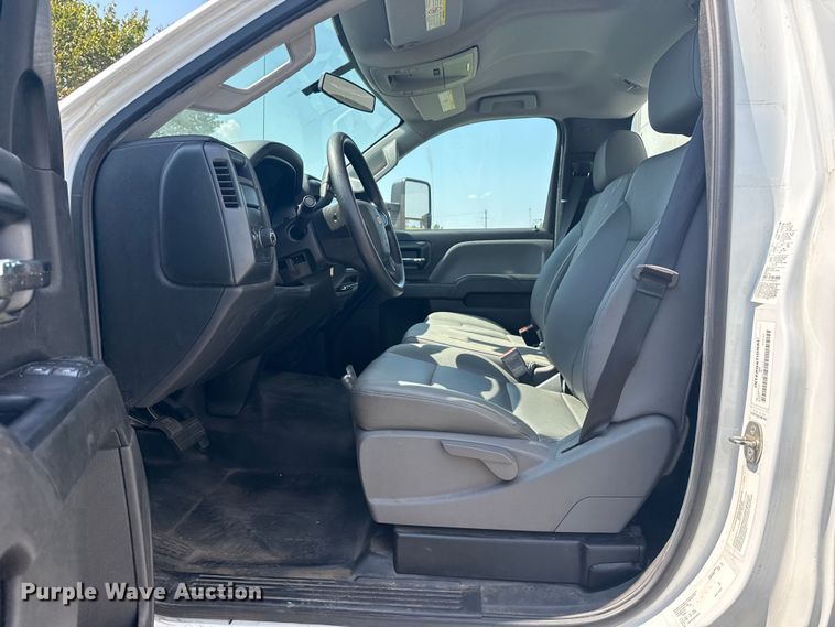 image for item DJ7821 2019 Chevy Silverado 6500HD box truck