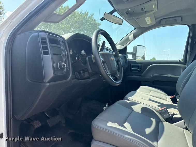 image for item DJ7821 2019 Chevy Silverado 6500HD box truck