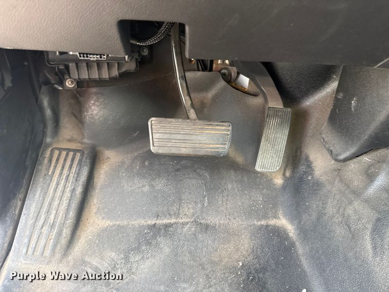 image for item DJ7821 2019 Chevy Silverado 6500HD box truck