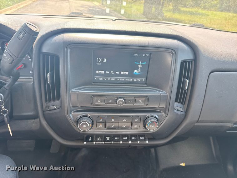 image for item DJ7821 2019 Chevy Silverado 6500HD box truck