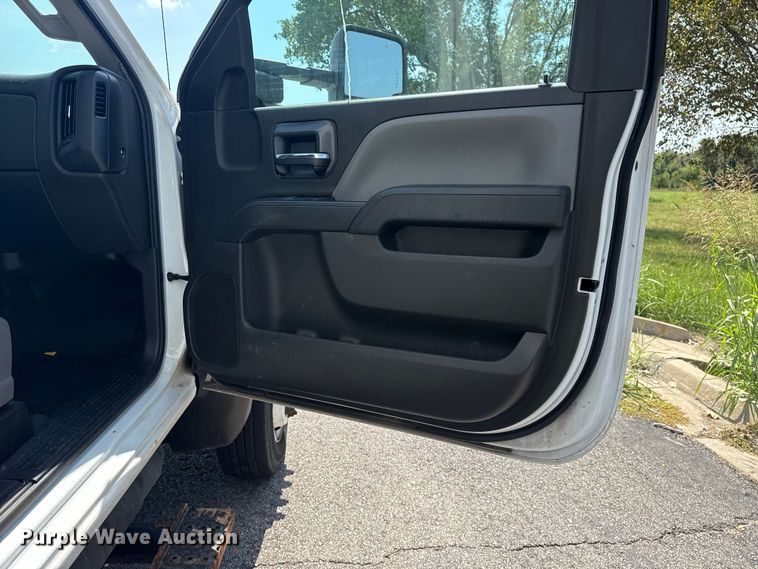 image for item DJ7821 2019 Chevy Silverado 6500HD box truck