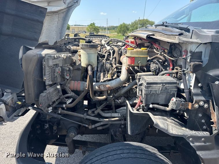 image for item DJ7821 2019 Chevy Silverado 6500HD box truck