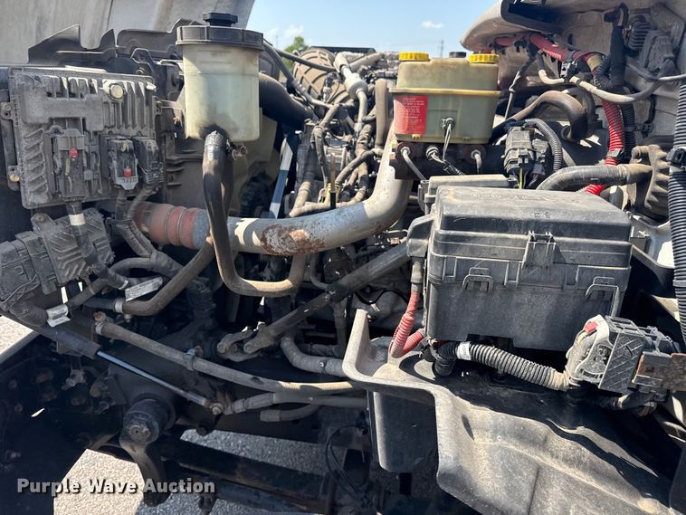 image for item DJ7821 2019 Chevy Silverado 6500HD box truck